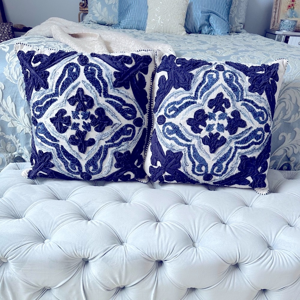 NEW Gorgeous Blue/Cream Throw pillows